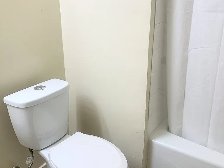 2324 N Catalina St #H — Photo 6