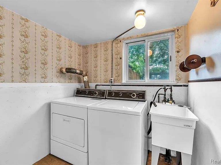 8211 Carrousel Blvd — Photo 18