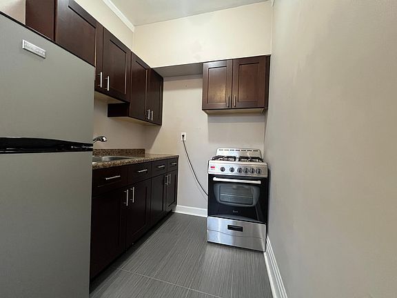 2nd image of 916 W Diversey Pkwy #311
