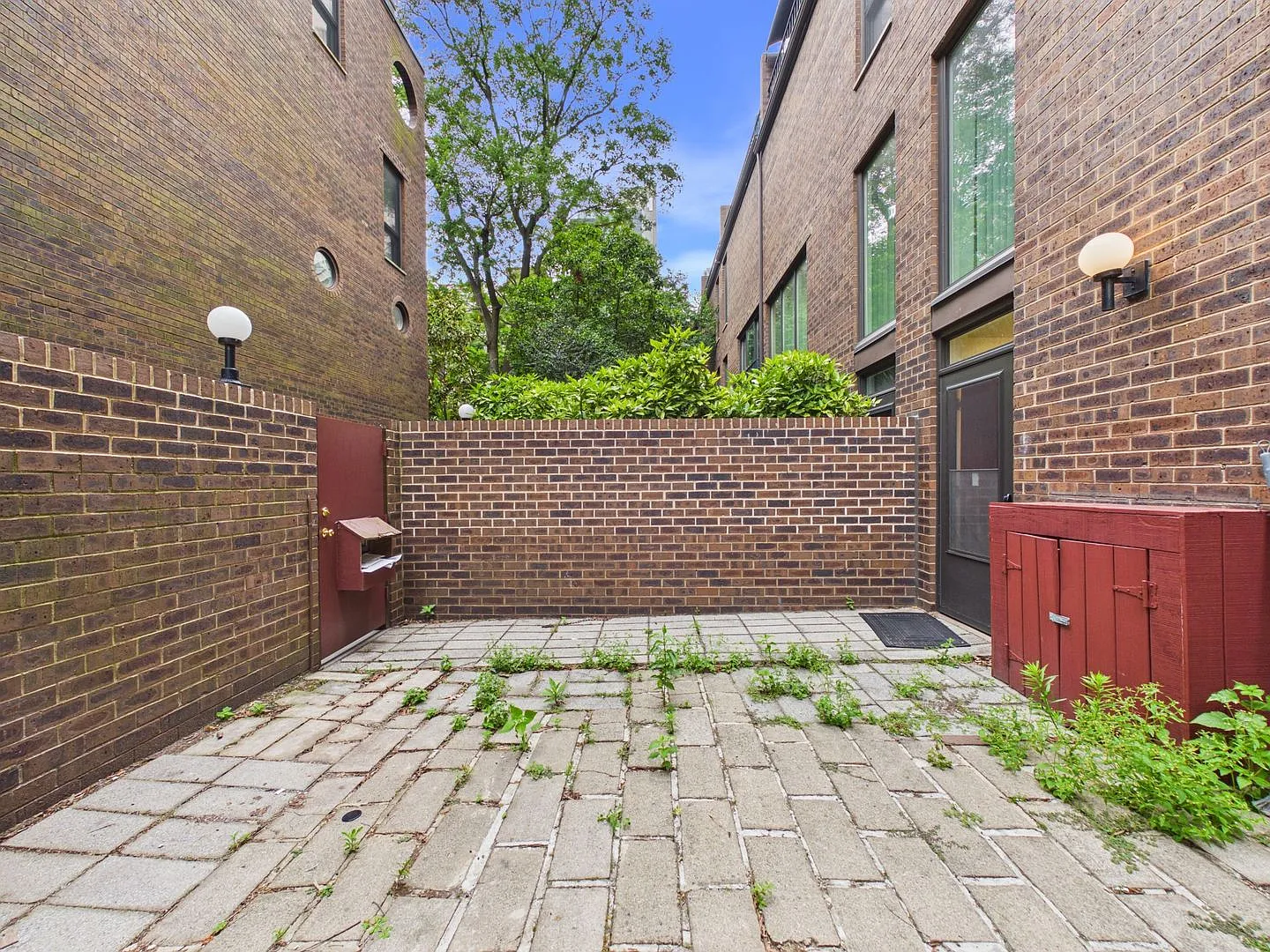 Spacious Three Bedroom Townhome in Society Hill! — Photo 4