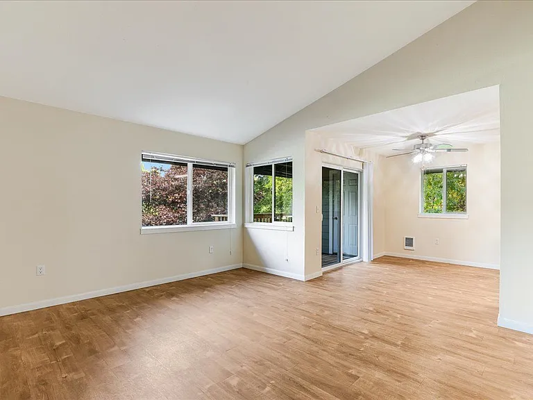 Cascade Woods Apartments — Photo 35