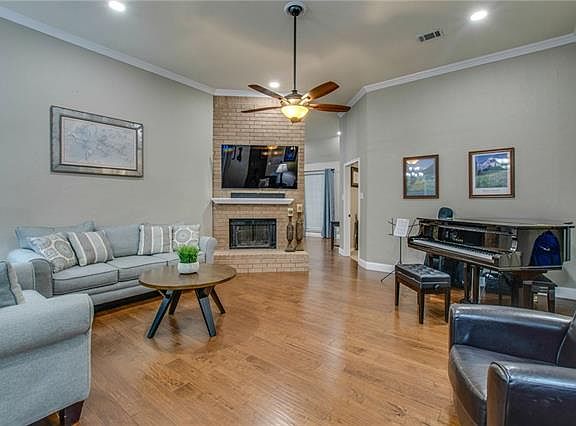 4th image of 225 Black Oak Cir