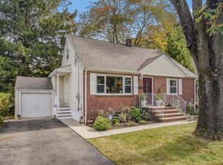 10 Wilson Ter, Waldwick, NJ 07463