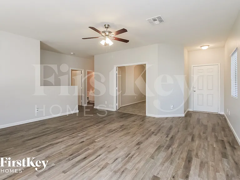 1232 E Omega Dr — Photo 2