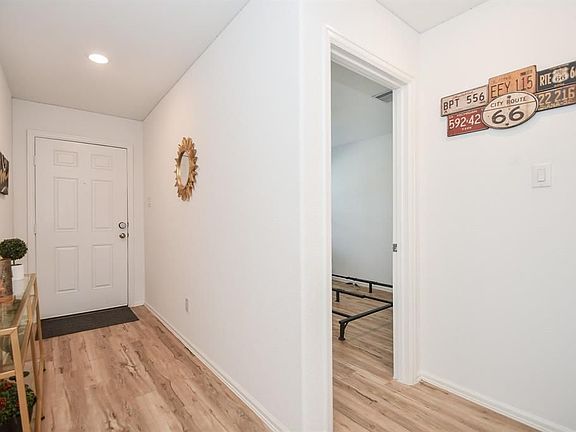 4th image of 18119 Rockvine Dr