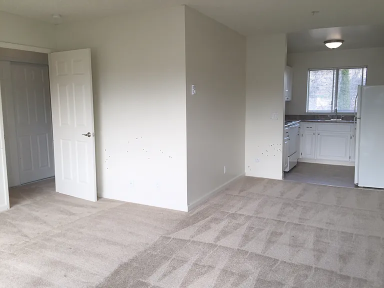 Colonial House Apartments — Photo 15