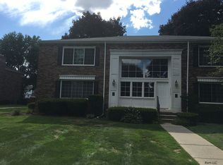548 E Fox Hills Dr, Bloomfield, MI 48304