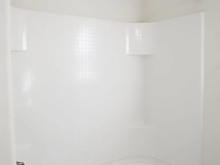 Full bathroom on the right side of the house.
