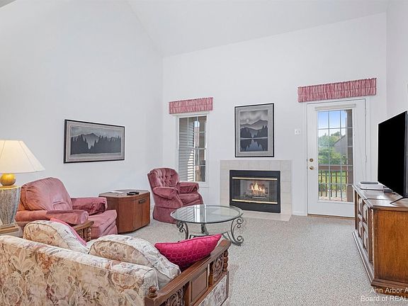 3rd image of 120 Willow Ct #20