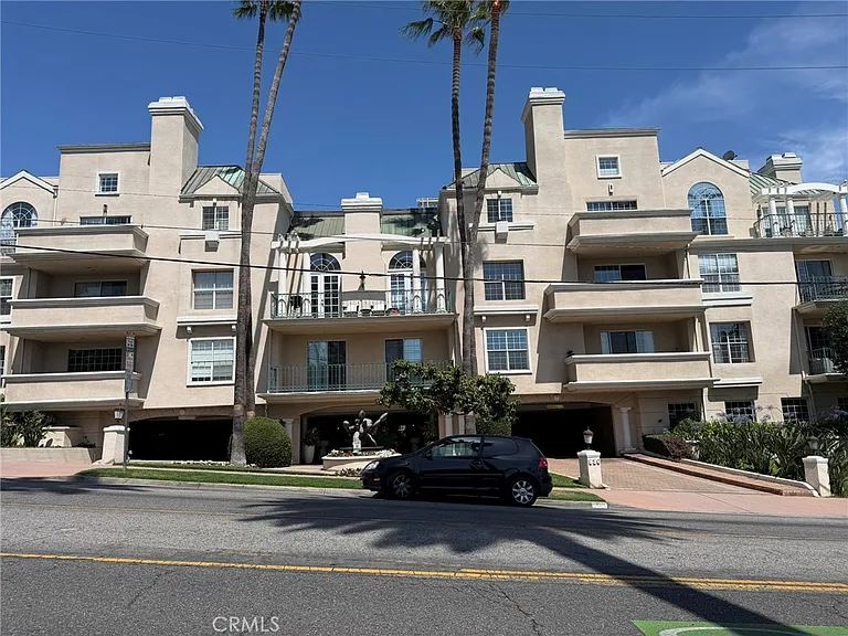 930 N Doheny Dr #303 — Photo 1