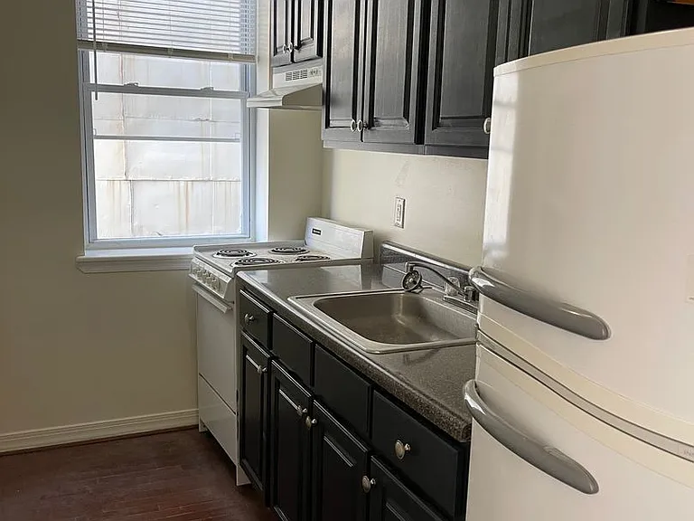 811 Park Ave — Photo 2