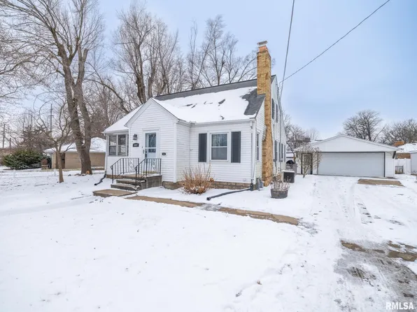 1607 Crescent Dr, Pekin, IL 61554