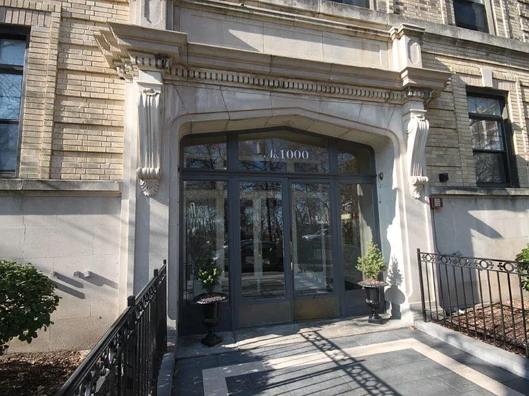 1000 Hudson St #404 — Photo 2