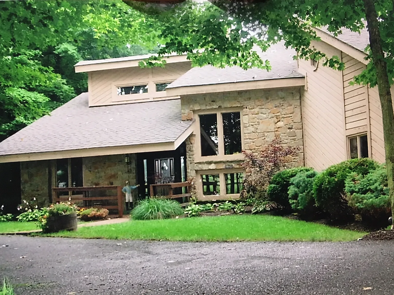 4 bed, 4000 sqft, $3,600 — Photo 2