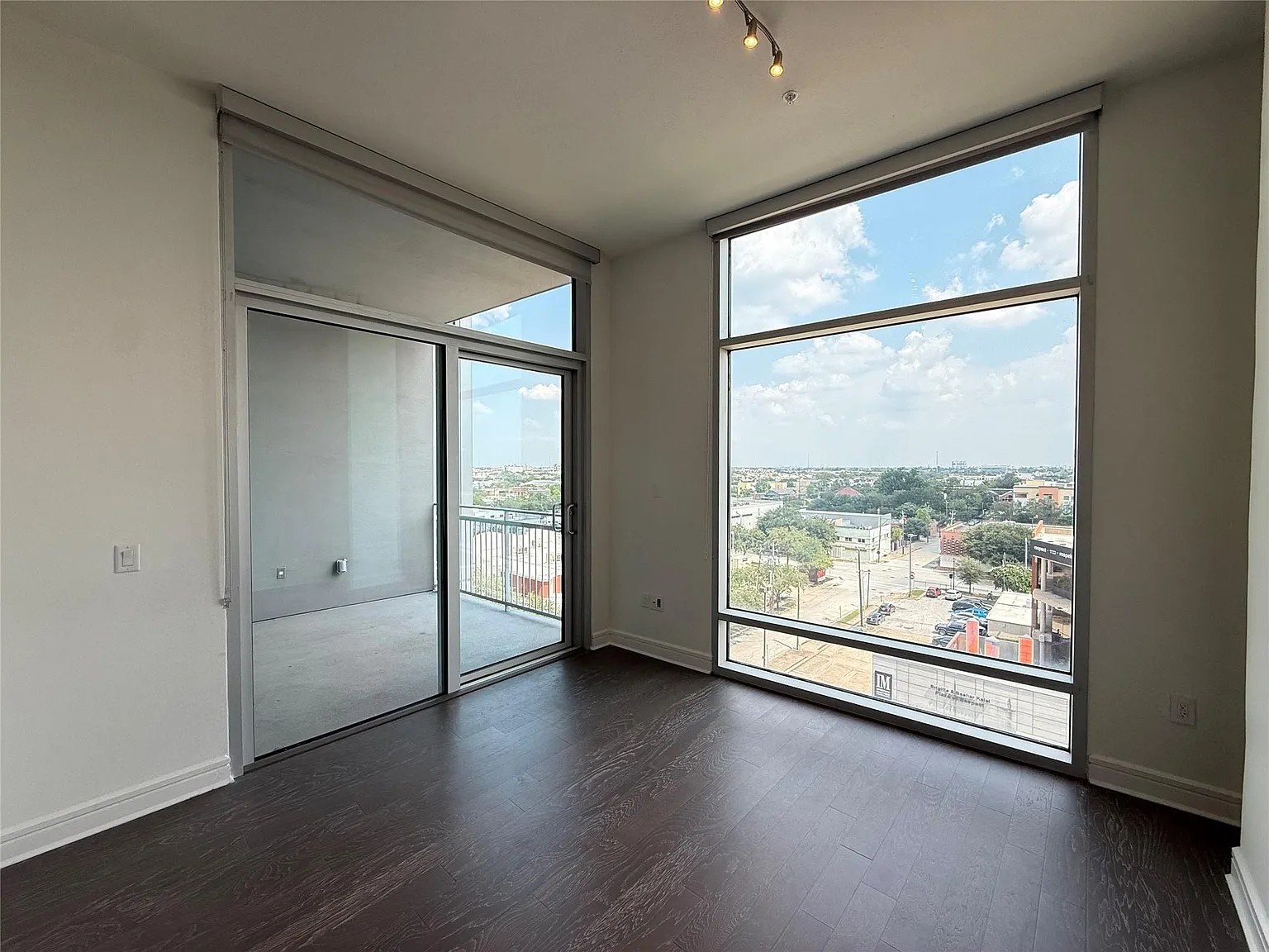 1 bed, 1.0 bath, 833 sqft, $2,056 — Photo 4