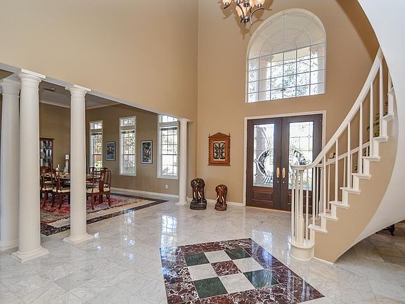 5th image of 47 Queen Mary Ct