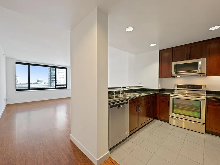 260 King St #1011 — Photo 6