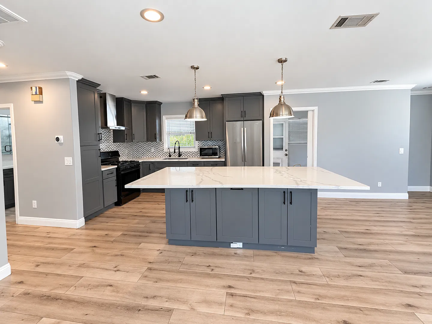 3 Bedroom Home in Pomona — Photo 2