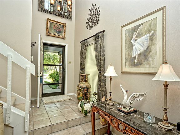 5th image of 1004 Solano Dr
