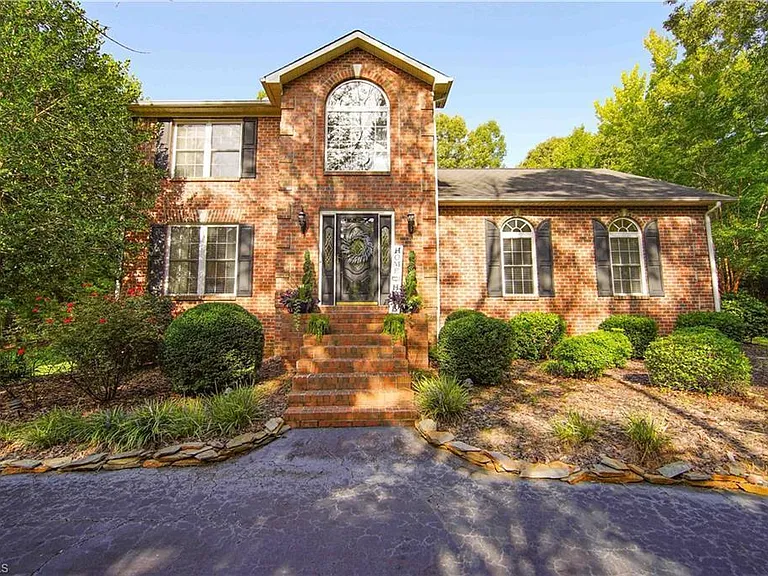 290 Gleason Ln — Photo 1