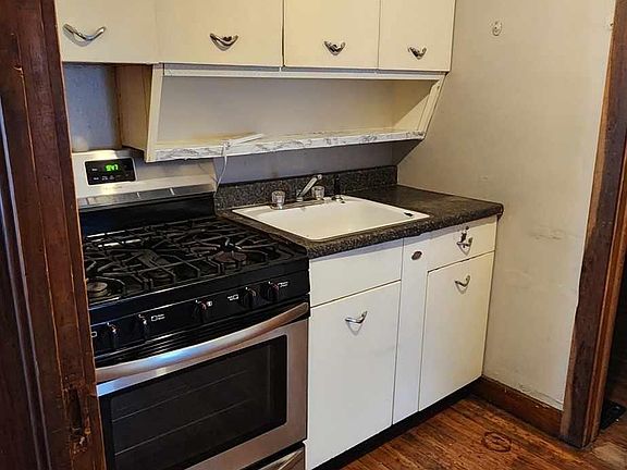 5th image of 800 E Grimes Ln