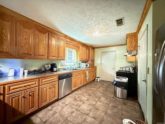 5th image of 715 Jason St