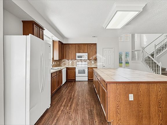 3rd image of 1360 Calvert Dr
