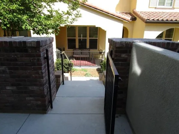 28750 Calle De La Paz Dr, Valencia, CA 91354