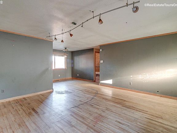 4th image of 183 NE 40th Ave