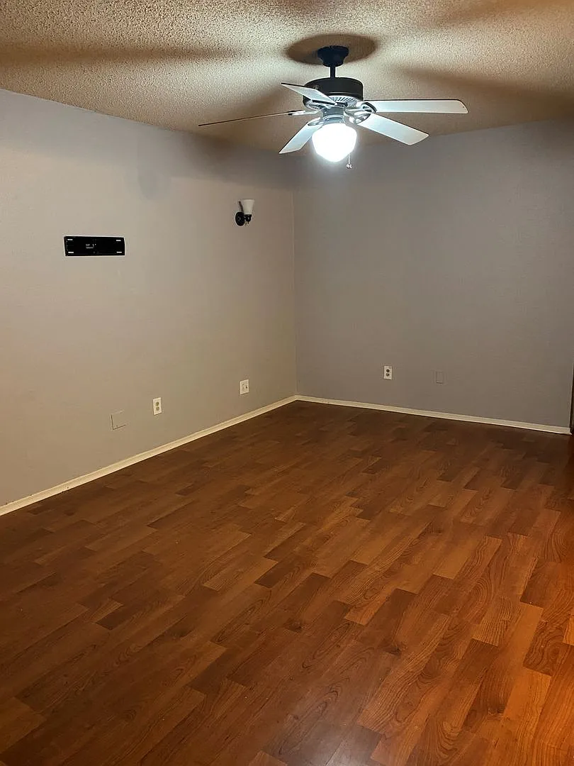 3 Bedroom 2.5 Bathroom Townhome — Photo 1