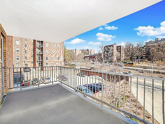 4th image of 2601 Henry Hudson Pkwy W #3B