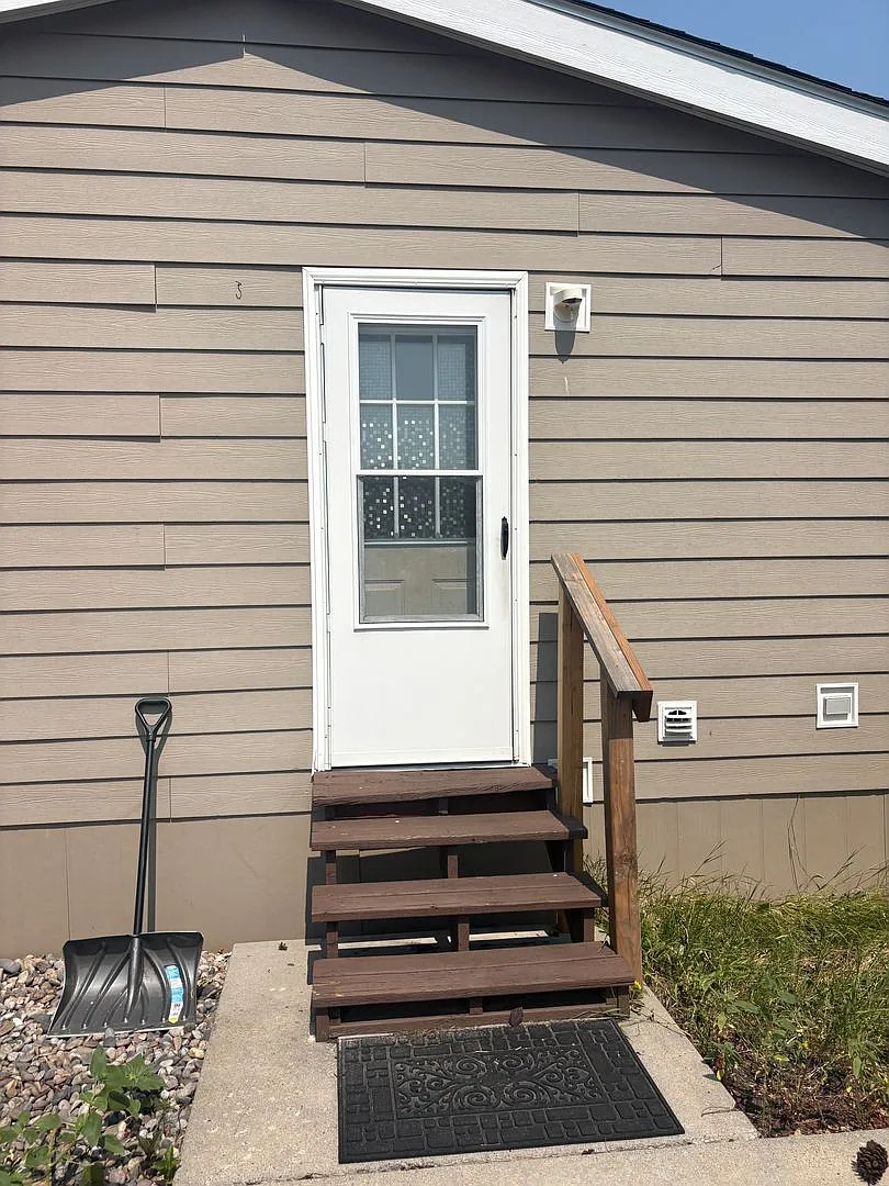 3 Bed 2 Bath Modular with New Flooring and Fridge! — Photo 1