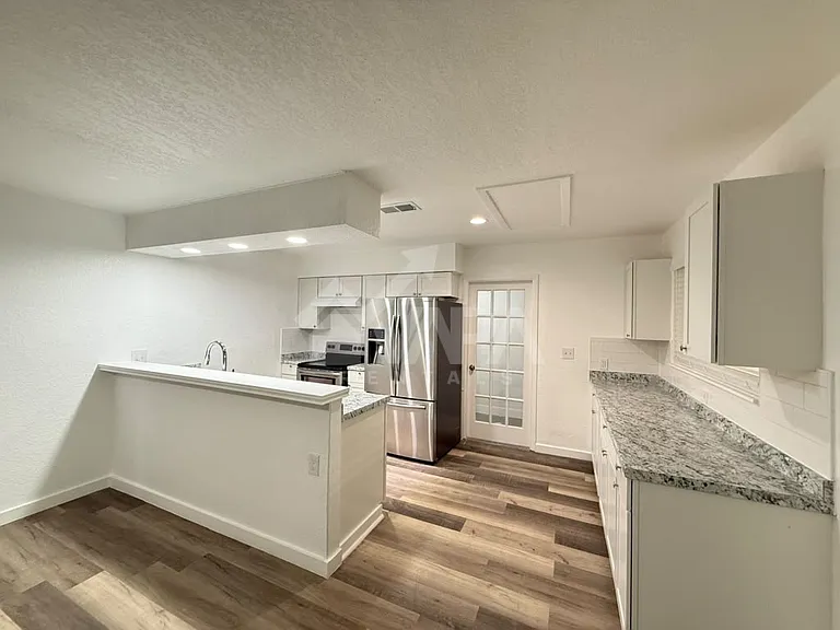 217 Avenue E St — Photo 5