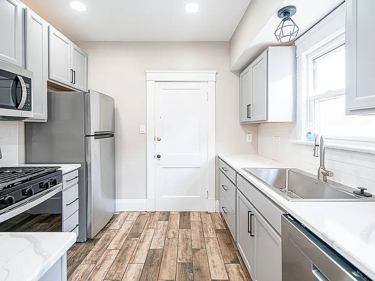 10712 Fidelity Ave #UP — Photo 3