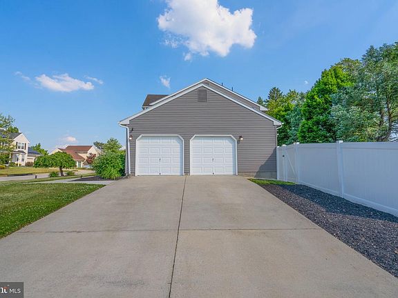 3rd image of 111 Horseshoe Dr