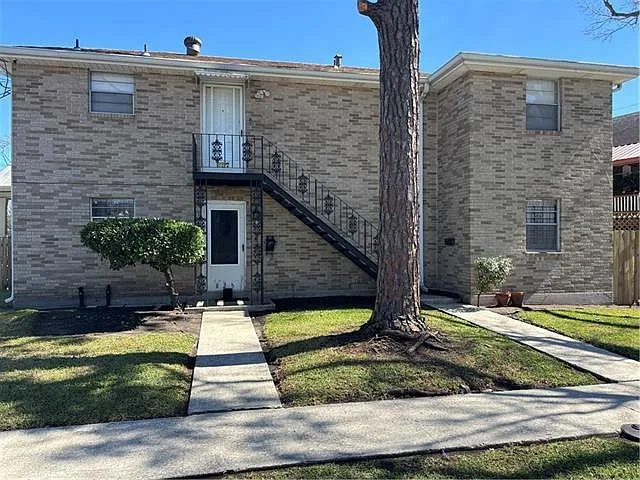 627 Jefferson Ave — Photo 1