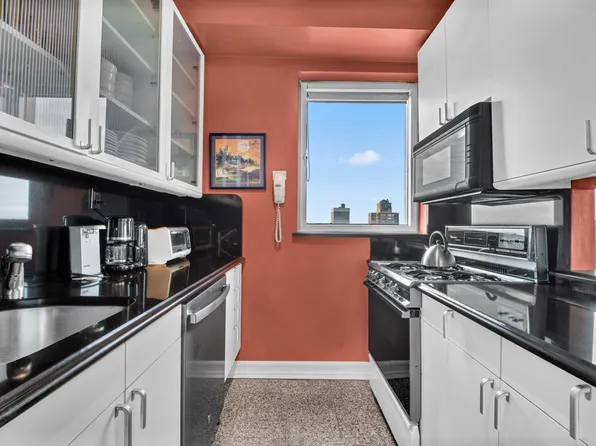 301 West 57th Street image 6 of 8