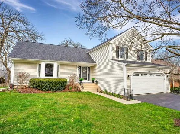376 Bristol Ln, Fox River Grove, IL 60021