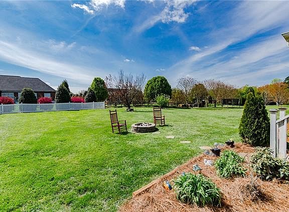 4th image of 2920 Woodfield Ln