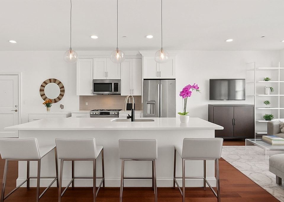 1st image of 170 W Broadway Unit 308