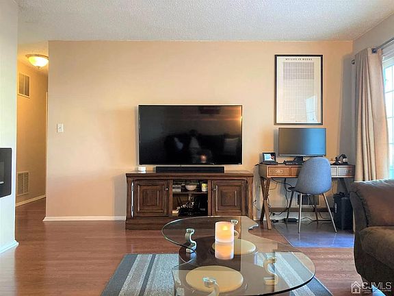 3rd image of 483 Witney Ct