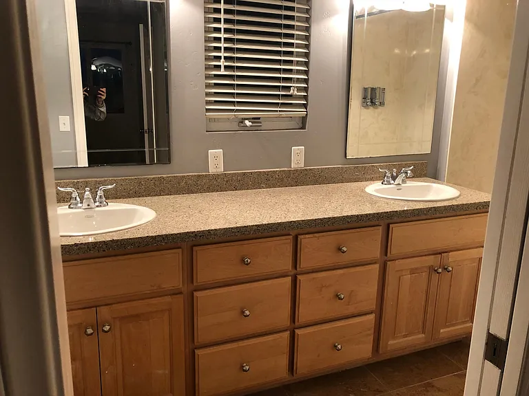 Full bath attached to upstairs bedroom
