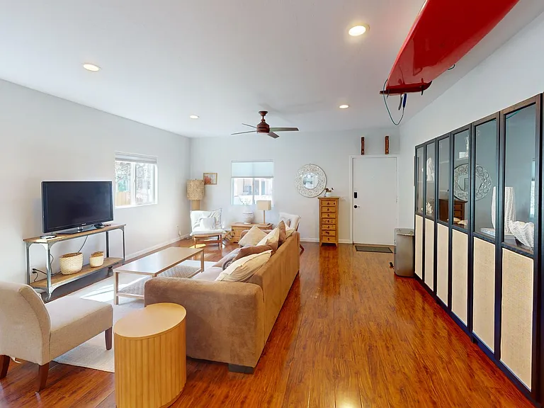 213 Evergreen Ave — Photo 2
