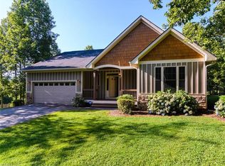 33 Crimson Ln, Hendersonville, NC 28792