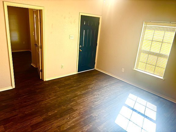 3rd image of 905 Isbell Rd