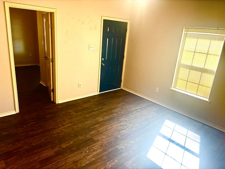 905 Isbell Rd — Photo 3