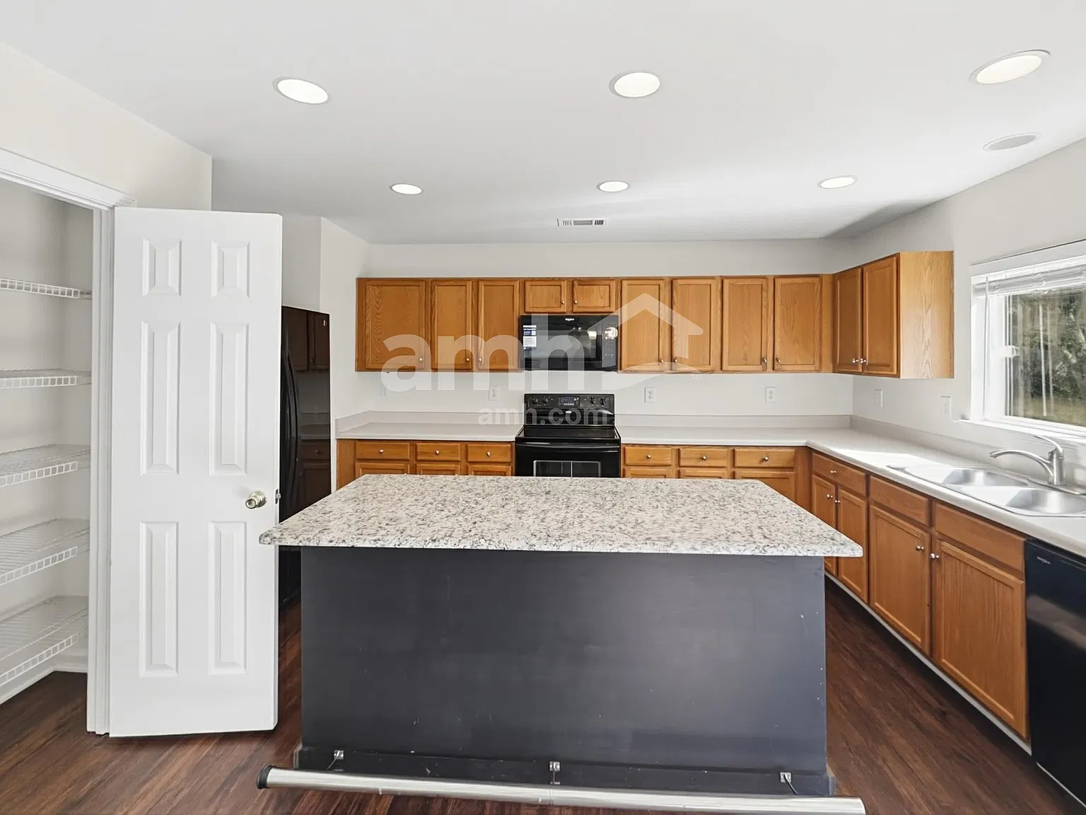 3 bed, 2.5 bath, 2352 sqft, $2,385 — Photo 4