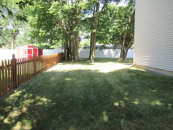 4th image of 872 Medford Dr