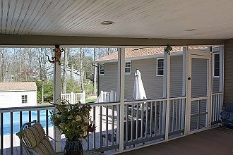 Screened-in porch : 240 sq ft w/composite decking