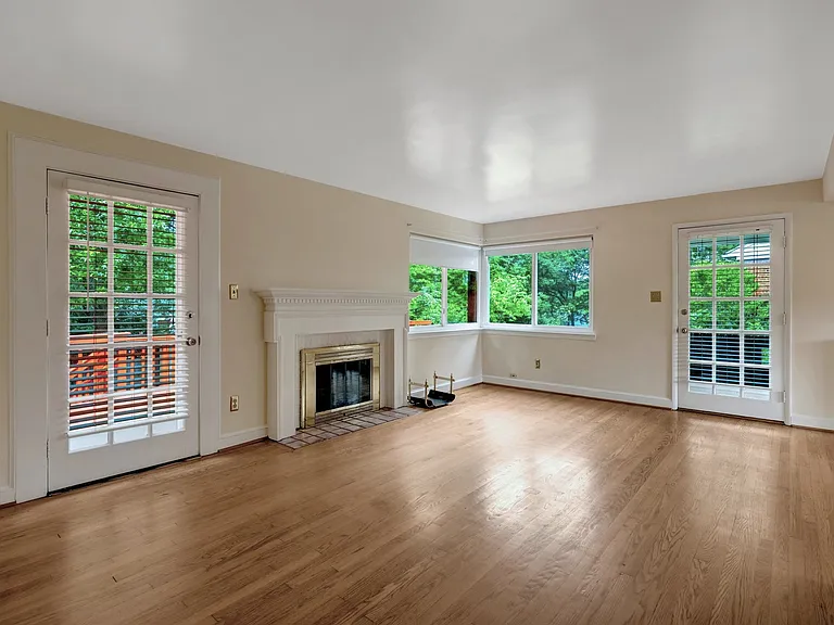 7030 Donna Cir — Photo 3
